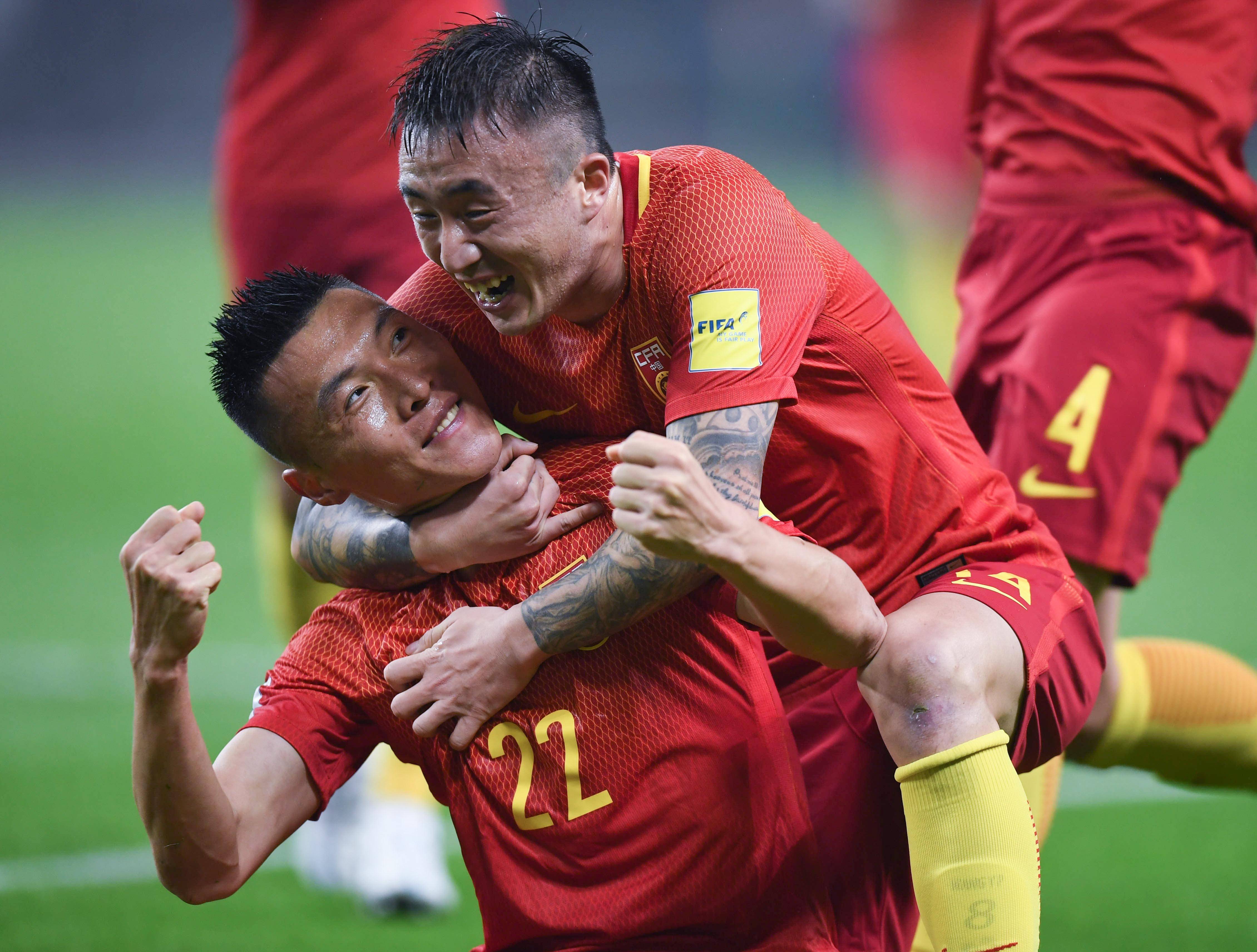 包含备战决赛:中国足球队士气高昂的词条 包含备战决赛:中国足球队士气高昂的词条