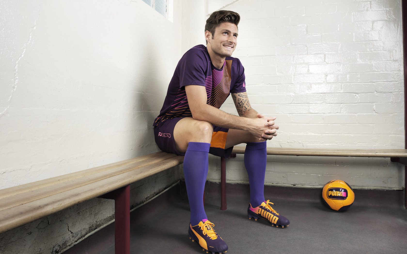 绿茵场上的矛与盾,当贝蒂斯对阵佛罗伦萨,哈兰德如何用防守艺术锁死对手?